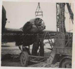 Wehrmachtssoldaten, Flugzeug, Auf einem winterlichen Feldflugplatz wird der Motor einer Heinkel He 111 trotz bitterster Kälte ausgewechselt.