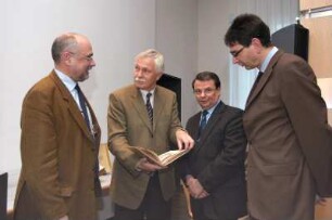 Übergabe von Büchern an Sächsisches Landesgymnasium Sankt Afra Meißen durch Dr. Thomas Bürger (SLUB) im Beisein von Staatssekretär Dr. Frank Schmidt (SMWK) und Schulleiter Dr. Werner Esser