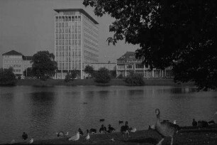 Kiel: Versicherungshochbauten am Martensdamm, Vordergrund Teich, Kleiner Kiel