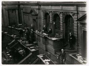 Vizepräsidentenwahl. Während des Hammelsprunges beobachtet der soeben gewählte Präsident Paul Löbe mit dem Reichstagsdirektor Geheimrat Galle das Hineinströmen der Abgeordneten. Paul Löbe, Geheimrat Galle