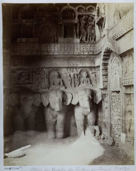 Höhlen von Carlee ("Caves of Karlie") (Vorhalle mit Steinreliefs) ("Left Recess of Porch")