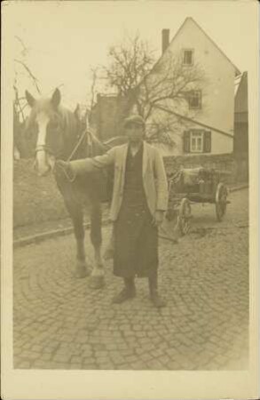 [Mann mit Pferd]