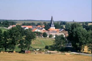 Ortsansicht von NW: Dorfkern mit hohem und schönem Kirchturm