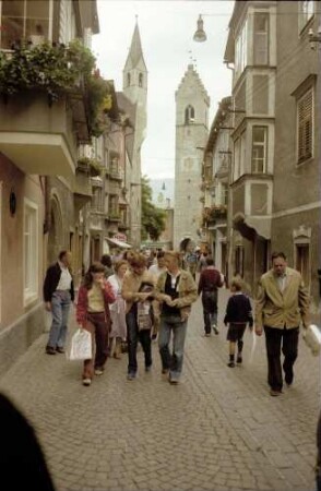 Sterzing, Vipiteno: Hauptstraße mit viel Publikum