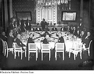 Musiksalon im Kurhaus Doberan : Kurhaus (1814-1816; Carl Theodor Severin). Herrengesellschaft an großer Tafel im Musiksalon