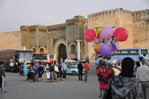 Meknes - Luftballonverkäufer am Bab el-Mansour : Ein Luftballonverkäufer ist auf dem großen Platz vor dem Stadttor Bab el-Mansour weithin sichtbar. Aufgenommen in Meknes am 28. Oktober 2010