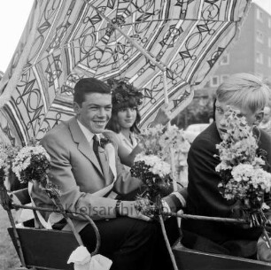 Kindervogelschießen: Festwiese: Festumzug: Hauptkönigspaar Ursula Walch und Norbert Buck unter eienm Sonnenschirm in Kutsche mit Blumenschmuck