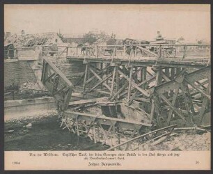 Von der Westfront. Englischer Tank, der beim Sprengen einer Brücke in den Fluß stürzte und jetzt als Brückenfundament dient. Zeichnet Kriegsanleihe.