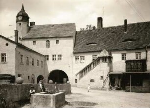 Schloss Neukirchen bei Chemnitz. Wasserschloss (1501/1550). Inneres des Gutshofes mit Eingangstorbogen (um 1600)