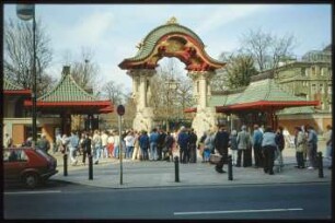 Besucher:innen vor dem Elefantentor des Berliner Zoos