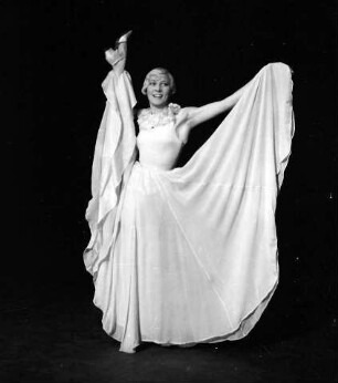 Kabarett der Komiker: Ellen el Lain in langem Kleid (Bein hoch)