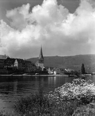 Neckargemünd. Stadtzentrum teilansicht mit Pfarrkirche. Blick über den Neckar