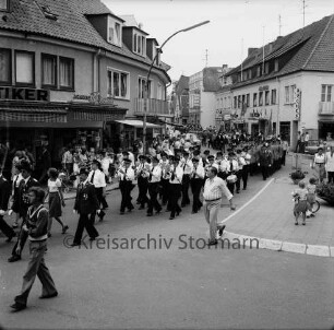 Schützenfest: Veranstalter Bürgerschützengilde von 1627 e.V. Bad Oldesloe: Umzug: Bahnhofstraße / Besttorstraße: vorn Musikkorps, dahinter Schützenvereine und Fahnenträger: am Straßenrand Zuschauer: 25. Juli 1976