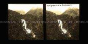 Gebirge und Wasserfall auf Reunion
