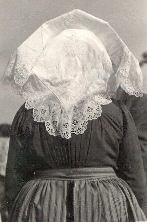 Sonntagstracht in Döbbrick : Kleidung - niedersorbische Tracht. Ort: Debsk / Döbbrick. Niedersorbische Sonntagstracht (einfach).
