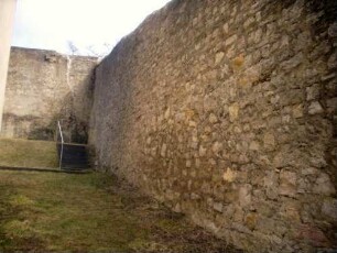 Kirchhof im Osten mit Kirchhofmauer im Verlauf nach Norden-Kirchhof im 18 Jh als Begräbnisplatz aufgelassen-Steinbrüstung und hölzernen Laufgang (Wehrgang) von der Kirchhofmauer abgetragen