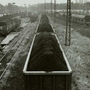 VE Braunkohlenkombinat Senftenberg, Brikettfabrik Sonne (I 1952-1954, II 1961-1962). Abschnitt Brikettbehandlung / Verladung. Abfuhr von Brikettgranulat über Schienenweg : Freienhufen. VE Braunkohlenkombinat Senftenberg, Brikettfabrik Sonne (I 1952-1954, II 1961-1962). Abschnitt Brikettbehandlung / Verladung. Abfuhr von Brikettgranulat über Schienenweg