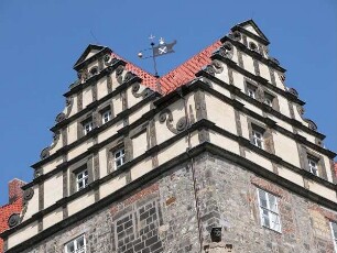Quedlinburg - Fachwerkhaus : Historischer Fachwerkbau (Giebel des Schlosses), aufgenommen in der Weltkulturerbestadt Quedlinburg, ca. 2000