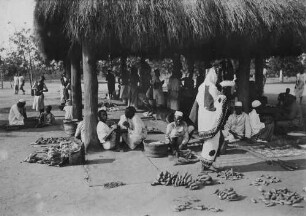 Morogoro: Markt mit Mohogowurzeln