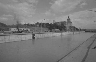 Persenbeug: Schleusenkammer, leer, und Schloss