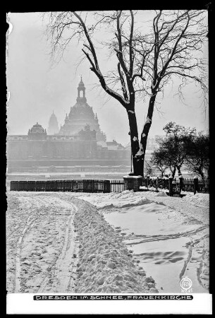 Dresden im Schnee, Blick auf Frauenkirche vom Neustädter Elbufer