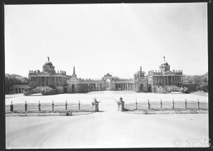 Potsdam, Communs, Blick über den Ehrenhof mit Zaun zu den Communs, aus dem Neuen Palais heraus.