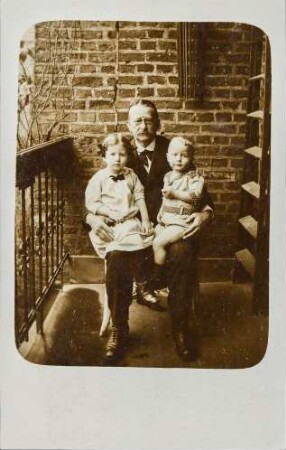 [Heinrich Eberhardt mit Enkelkindern]