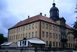 Schloss, Hinteransicht mit Mittelrisalit und Dachreiter