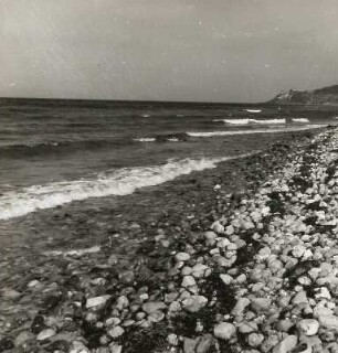 Hiddensee. Geröllstrand an der Hucke bei Kloster. Blick nach Nordost zum Swanti