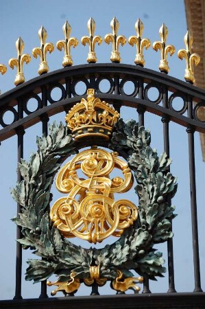 Tor mit königlichem Wappen, am Außengitter