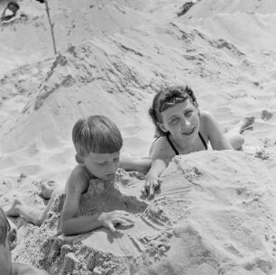 Elisabeth Gremmler und ihr Kind liegen am Strand