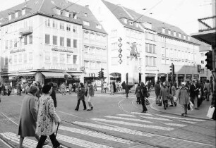 Freiburg: Fußgänger um den Bertoldsbrunnen