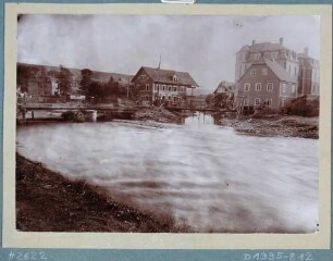 Vom Hochwasser am 30./31. Juli 1897 zerstörte Wohnhäuser mit Blick in die von der Weißeritz durchbrochene Breitestraße in Deuben (Freital)