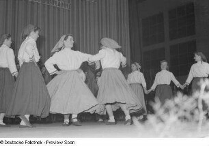 Tanzende junge Frauen bei einer Kulturveranstaltung in Halle II