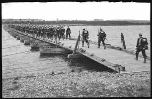 Übergang über eine Pontonbrücke