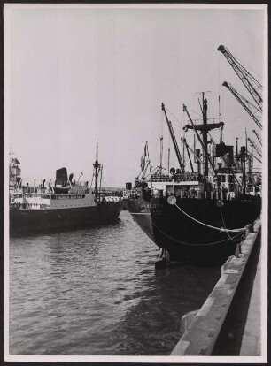 Seeschiffe am Binnenhafen Duisburg-Ruhrort