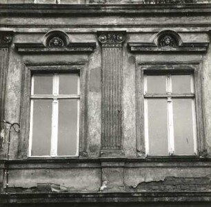 Cottbus, Marienstraße 27. Wohnhaus (2. H. 19. Jh.). Fenster über dem Portal (1. OG)