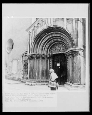 Stadtpfarrkirche Sankt Veit — Portal