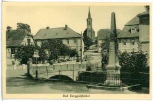Bas Gottleuba-Berggießhübel, Ortsmitte mit Postmeilensäule und Kirche : Bas Gottleuba-Berggießhübel. Ortsmitte mit Postmeilensäule und Kirche