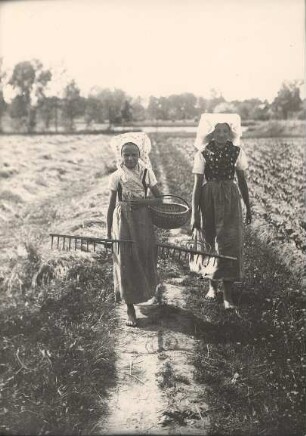 Sommerliche Arbeitskleidung aus Burg : Kleidung - niedersorbische Tracht. Ort: Bórkowy / Burg-Spreewald. Arbeitskleidung im Sommer