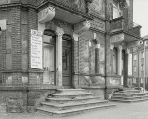 Wohnhaus mit Läden
