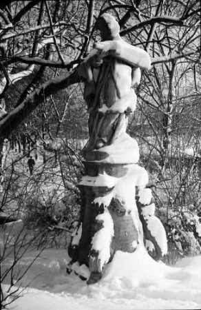 Freiburg: Verschneite Nepomukfigur am Sandfang