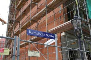 Dresden-Altstadt, Rampische Straße. Straßenschild vor Rohbau An der Frauenkirche 16