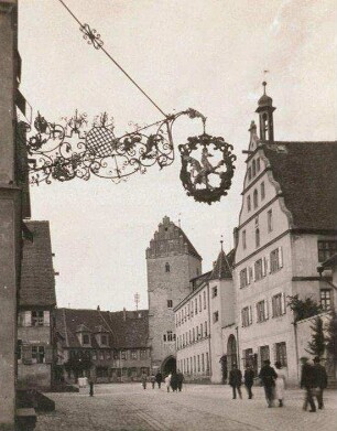 Dinkelsbühl. Rothenburger Straße mit Wirtshausschild. Blick zum Rothenburger Tor