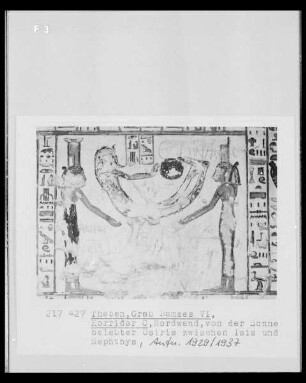 Von der Sonne begleiteter Osiris zwischen Isis und Nephtys