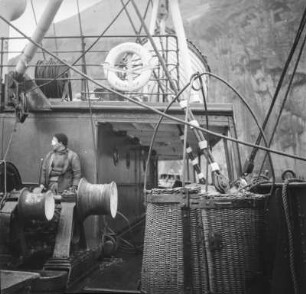 Auf Deck : An Bord der "Dettifoss" mit Rettungsring und Rettungsboot. Blick auf die Steilküste