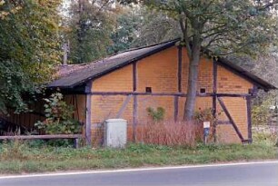 Gut Jersbek: Allee (3): Remise aus Fachwerk: Giebelseite