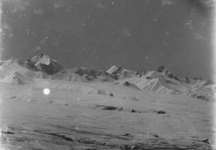 Gipfel : Ein schneebedeckter Gipfel im Tian Shan Hochgebirge