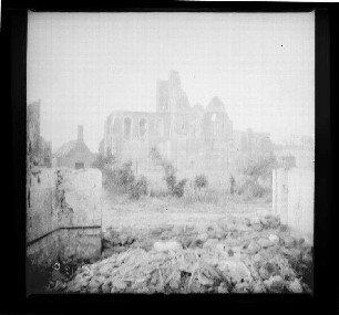 Messines (=Mesen, Belgien): "Kloster-Ruinen von Messines", im Vordergrund Sandsäcke und Schutt