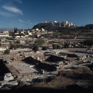 Athen. Blick über die Agora zur Akropolis : Athen, Apollon Patroos, Metroíon, Stoa des Attalos, Agorá und Akropolis. Apollon Patroos, Metroíon, Stoa des Attalos